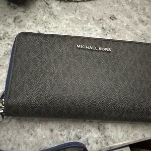 Like NEW Large Double Zipper Large Continental Michael Kors Wallet